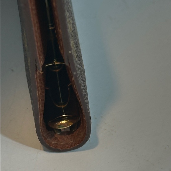 Louis Vuitton Monogram Agenda/ Passport Holder
Date Code SP0090
4” x 6” - Picture 7 of 11